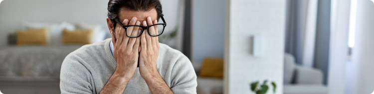 Photo d'illustration du sujet de la page mettant en scène une personne, se tenant la tête dans les mains.